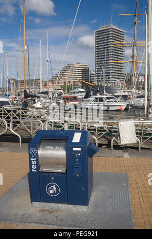 Blaue Abfallbehälter mit 30 Liter maximale Kapazität bei Mercator Marina Stockfoto