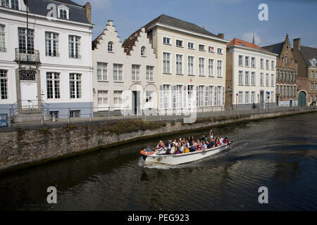 Tour Boot auf Spinolarei Kanal neben Sint-Annarei Stockfoto