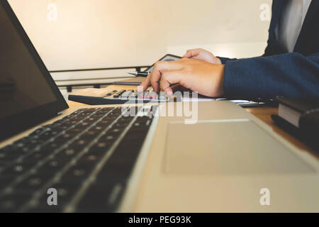 Unternehmer berechnen sie die Einnahmen aus dem Export Geschäft auf dem Holz Tisch. Business Konzept. Stockfoto