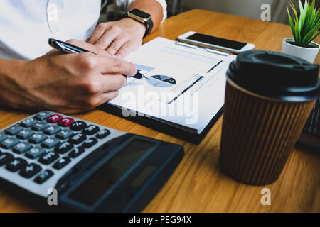 Unternehmer berechnen sie die Einnahmen aus dem Export Geschäft auf dem Holz Tisch. Business Konzept. Stockfoto