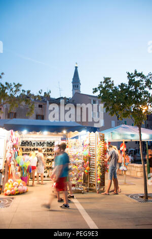 Rovinj, Kroatien - 24 Juli, 2018: Blick auf den Nachtmarkt von Rovinj, Kroatien. Stockfoto