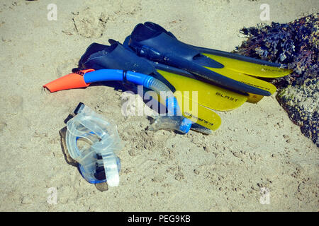 Schnorchel, Flossen und Maske lag auf einem Sandstrand Stockfoto