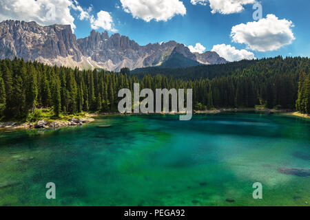 Lago di Carezza. Karersee See, Berge Latemar Gruppe. Val d'Ega. Nadelwald. Die Dolomiten von Südtirol. Italienische Alpen. Stockfoto