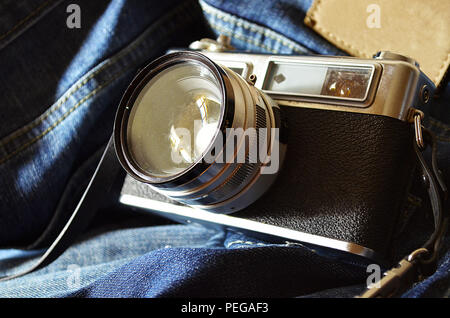 Traveller: Alte Spiegelreflexkamera und alte Jeans Stockfoto