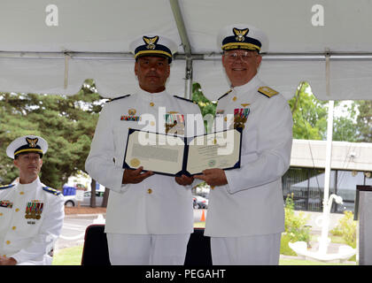 Hintere Adm. Richard Gromlich, Commander, Coast Guard Bezirk 13, präsentiert die Küstenwache Commendation Medal an Chief Warrant Officer Jonathan Placido, kommandierender Offizier, Coast Guard Cutter Bluebell, während eine Änderung der Befehl Zeremonie in Portland, Erz, Aug 14, 2015. Placido hat mehr als 30 Jahre in der Küstenwache serviert. (U.S. Coast Guard Foto von Petty Officer 3rd Class Jonathan Klingenberg) Stockfoto