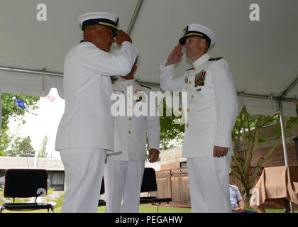 Chief Warrant Officer Christopher Chef erleichtert Chief Warrant Officer Jonathan Placido als Kommandierender Offizier der Coast Guard Cutter Bluebell bei einem Befehl Zeremonie in Portland, Erz, Aug 14, 2015. Placido wird Ruhestand mit seiner Familie in Rainier, Washington (USA Coast Guard Foto von Petty Officer 3rd Class Jonathan Klingenberg) Stockfoto