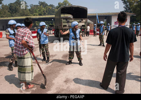 Mitglieder der malaysischen Armee steuern den Datenverkehr an einem Vertriebsstandort bevor ein Fahrzeug Suche während der Übung Keris Aman 2015 Segenting Camp, 12.08.13, in Port Dickson, Malaysia. Mitglieder der malaysischen bewaffneten Kräfte, die in der Ausbildung Station beteiligt waren erforderlich, um zu einem Vertriebsstandort zu sichern und zu einem sicheren und geschützten Umfeld so halten, Rolle Spieler übung Beihilfen erhalten könnten. Keris Aman ist das größte Multinationale Ausbildung Veranstaltung in diesem Jahr und wird gemeinsam von der Malaysischen Streitkräften und US Pacific Command mit Vertretern aus 29 Nationen hosted teilnehmen. ( Stockfoto