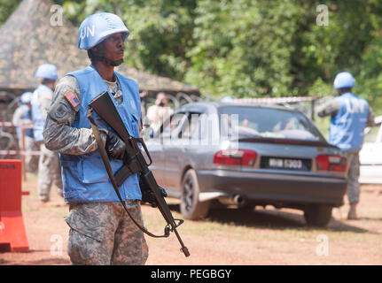 Us-Armee SPC. Brandon Barnes, 728Th Military Police Battalion, 14th Military Police Brigade, steht sie am Eingang eines Checkpoint als Soldaten ein Fahrzeug während der Übung Keris Aman 2015, 12.08.14, in Port Dickson, Malaysia prüfen. Die US-platoon ist nicht vorgesehen für eine Friedensmission der Vereinten Nationen einzusetzen, aber das Training bietet die Möglichkeit, Erfahrungen, Techniken teilen und Beziehungen aufzubauen. Keris Aman ist den größten multinationalen Peacekeeping Training Event dieses Jahr auf und ist von der Malaysischen Streitkräften und US Pacific Command gehostet mit Vertretern aus 29. Stockfoto