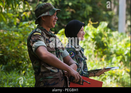 Royal Malaysian Navy Leutnant Aswad Zakerya, Links, und Lt.Cmdr. Hasram Mohdmuharami, rechts, Beobachten der US-Army Soldaten in die 728Th Military Police Battalion zugeordnet, 8 Military Police Brigade, wie Sie üben Fähigkeiten während eines Checkpoint Ausbildung Lane als Teil der Übung Keris Aman 2015, 12.08.14, in Port Dickson, Malaysia. Keris Aman ist den größten multinationalen Peacekeeping Training Event dieses Jahr auf und ist von der Malaysischen Streitkräften und US Pacific Command gehostet mit Vertretern aus 29 Nationen teilnehmen. (U.S. Air Force Foto: Staff Sgt. Christopher Hubenthal) Stockfoto