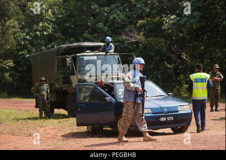 Us-Armee Soldaten in die 728Th Military Police Battalion zugeordnet, 8 Military Police Brigade, steuern den Verkehrsfluss an einem Checkpoint Ausbildung Lane als Teil der Übung Keris Aman 2015, 12.08.14, in Port Dickson, Malaysia. Die US-platoon ist nicht vorgesehen für eine Friedensmission der Vereinten Nationen einzusetzen, aber das Training bietet die Möglichkeit, Erfahrungen, Techniken teilen und Beziehungen aufzubauen. Keris Aman ist den größten multinationalen Peacekeeping Training Event dieses Jahr auf und ist von der Malaysischen Streitkräften und US Pacific Command mit Vertretern aus 29 Nationen gehostet Stockfoto