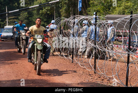 Ausbildung Rolle Spieler Zugang durch einen Checkpoint von US-Soldaten an der 728th Military Police Battalion zugewiesen, 14th Military Police Brigade, die als Teil der Übung Keris Aman 2015, 12.08.14, in Port Dickson, Malaysia. Keris Aman ist den größten multinationalen Peacekeeping Training Event dieses Jahr auf und ist von der Malaysischen Streitkräften und US Pacific Command gehostet mit Vertretern aus 29 Nationen teilnehmen. Obwohl das US-platoon ist nicht festgelegt, in einem Vereinten Nationen friedenserhaltenden Kapazität die Ausbildung bot Gelegenheit zum Austausch von Erfahrungen, Techniken für die Bereitstellung Stockfoto