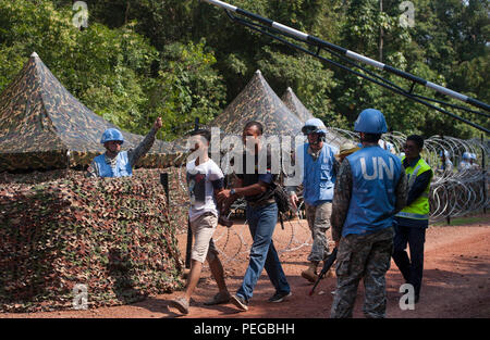 Ausbildung Rolle Spieler Zugang durch einen Checkpoint von US-Soldaten an der 728th Military Police Battalion zugewiesen, 14th Military Police Brigade, die als Teil der Übung Keris Aman 2015, 12.08.14, in Port Dickson, Malaysia. Keris Aman ist den größten multinationalen Peacekeeping Training Event dieses Jahr auf und ist von der Malaysischen Streitkräften und US Pacific Command gehostet mit Vertretern aus 29 Nationen teilnehmen. Obwohl das US-platoon ist nicht festgelegt, in einem Vereinten Nationen friedenserhaltenden Kapazität die Ausbildung bot Gelegenheit zum Austausch von Erfahrungen, Techniken für die Bereitstellung Stockfoto