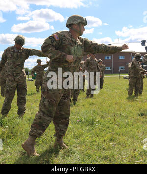 Erster Leutnant Andrew Evans, 1.BATAILLON Arzt Assistent bestimmt Unternehmen, 2.BATAILLON, 503Rd Infanterie Regiment, 173Rd Airborne Brigade zugeordnet, Gepflogenheiten springen Verfahren für die Sicherheit von Brücken bei der nächsten in die Luft springen, zu gewährleisten, Tapa Army Base, Estland, 12.08.15, im Rahmen der Operation Atlantic lösen. Die Jumper für die Springen geübt unter der Führung und Anleitung von jumpmasters, Experte Fallschirmjäger zu Ausbildung und Lehre springen Techniken. (U.S. Armee Fotos von SPC. Jacqueline Dowland, 13 Public Affairs Abteilung) Stockfoto