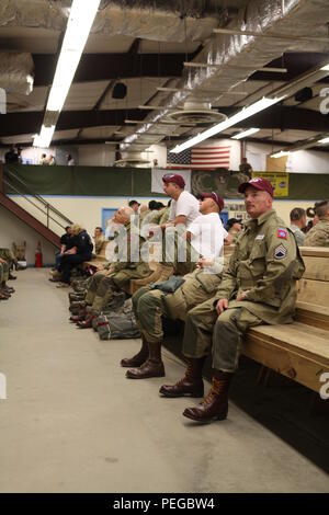 Re-enactors des Liberty springen Team, aus Fort Worth, Texas, warten mit US-Soldaten Der 1-507 th Parachute Regiment, für die nachhaltige Airborne Training in der Vorbereitung für das 75-jährige Jubiläum der Luft Schule Sprung bei McCarthy Halle in Fort Benning, Ga., Nov. 14, 2015. Die 1-507 th Parachute Infantry Regiment (PIR) Bataillon feiert 75 Jahre der US Army Airborne School und die Erinnerung an den letzten qualifizierenden Springen der ersten Airborne test platoon am 15 August, 1940. (Foto von der U.S. Army Sgt. McTaggart, Phillip Jakob/Freigegeben) Stockfoto