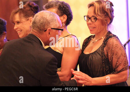 Generalmajor Charles Bolden, Administrator der NASA, überreicht Lisa Rudder, Tochter des Montford Point Marine John Rudder, bei einer Zeremonie am 15. August 2015 im Renaissance Riverview Plaza Hotel in Mobile, Alabama, die Gold-Medaille des Kongresses. Die Medaille ehrt Montford Point Marines für ihren Dienst und ihre Leistungen während einer Zeit der Rassentrennung und würdigt die Beiträge der afroamerikanischen Marines zur militärischen Integration und ihre historische Bedeutung in den Vereinigten Staaten. Stockfoto