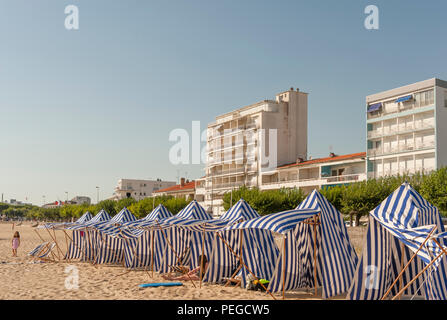 Traditionelle Strand Hütten im Grande Plage, dem Hauptstrand von Royan, Frankreich Stockfoto