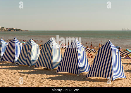 Traditionelle Strand Hütten im Grande Plage, dem Hauptstrand von Royan, Frankreich Stockfoto