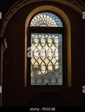 LECCO, Lombardei/ITALIEN - Oktober 29: Ungewöhnliche Fenster in der Basilika von San Nicolo in lecco Italien am 29. Oktober 2010 Stockfoto