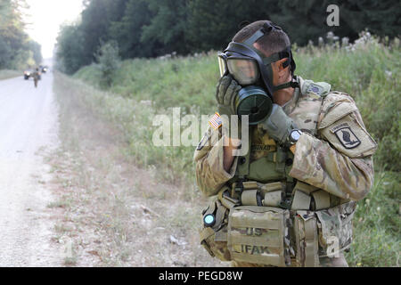 Ein US-Soldat der 173Rd Brigade Support Bataillons, 173Rd Airborne Brigade zieht seine Gasmaske während der Durchführung eines chemischen, biologischen, radiologischen und nuklearen Lane während der Übung Allied Spirit II bei der US Army Joint Multinational Readiness Center in Hohenfels, Deutschland, 13.08.2015. Allied Spirit II ist eine multinationale entscheidende Maßnahmen Ausbildung Umwelt Übung, bei der mehr als 3.500 Soldaten aus den USA, Verbündete und Partner Nationen konzentriert sich auf den Aufbau von Partnerschaften und die Interoperabilität zwischen allen teilnehmenden Nationen und betont command Mission, Intelligenz, Erhaltung Stockfoto