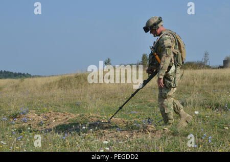 Ein georgischer Soldat der Bravo Company, 22 Leichte Infanterie Bataillon, 2 Infanterie Brigade verwendet eine Mine Detektor für Improvised Explosive Devices zu suchen, um die Einfahrt in die Stadt vor der Durchführung ein wichtiger Führer engagement Lane während der Übung Allied Spirit II bei der US Army Joint Multinational Readiness Center in Hohenfels, Deutschland, Jan. 14, 2015 zu löschen. Allied Spirit II ist eine multinationale entscheidende Maßnahmen Ausbildung Umwelt Übung, bei der mehr als 3.500 Soldaten aus den USA, NATO-Mitglieder und der Partnerstaaten konzentrierte sich auf den Aufbau von Partnerschaften und die Interoperabilität zwischen Stockfoto