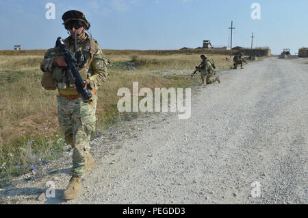 Georgische Soldaten der Bravo Company, 22 Leichte Infanterie Bataillon, 2 Infanterie Brigade eine Stadt vor der Durchführung ein wichtiger Führer engagement Lane während der Übung Allied Spirit II bei der US Army Joint Multinational Readiness Center in Hohenfels, Deutschland, 12.08.14, 2015 ein. Allied Spirit II ist eine multinationale entscheidende Maßnahmen Ausbildung Umwelt Übung, bei der mehr als 3.500 Soldaten aus den USA, Verbündete und Partner Nationen auf dem Aufbau von Partnerschaften und die Interoperabilität zwischen allen teilnehmenden Nationen und betont command Mission, Intelligenz, Erhaltung und Brände. ( Stockfoto