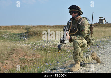 Ein georgischer Soldat der Bravo Company, 22 Leichte Infanterie Bataillon, 2 Infanterie Brigade bietet Sicherheit Als seine Einheit bereitet eine Stadt vor der Durchführung ein wichtiger Führer engagement Lane während der Übung Allied Spirit II bei der US Army Joint Multinational Readiness Center in Hohenfels, Deutschland, 12.08.14, 2015 eingeben. Allied Spirit II ist eine multinationale entscheidende Maßnahmen Ausbildung Umwelt Übung, bei der mehr als 3.500 Soldaten aus den USA, Verbündete und Partner Nationen auf dem Aufbau von Partnerschaften und die Interoperabilität zwischen allen teilnehmenden Nationen und betont Mission comm konzentriert Stockfoto