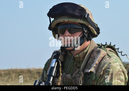 Ein georgischer Soldat der Bravo Company, 22 Leichte Infanterie Bataillon, 2 Infanterie Brigade bereitet eine Stadt vor der Durchführung ein wichtiger Führer engagement Lane während der Übung Allied Spirit II bei der US Army Joint Multinational Readiness Center in Hohenfels, Deutschland, 12.08.14, 2015 eingeben. Allied Spirit II ist eine multinationale entscheidende Maßnahmen Ausbildung Umwelt Übung, bei der mehr als 3.500 Soldaten aus den USA, Verbündete und Partner Nationen konzentriert sich auf den Aufbau von Partnerschaften und die Interoperabilität zwischen allen teilnehmenden Nationen und betont command Mission, Intelligenz, Erhaltung Stockfoto