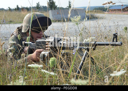 Ein georgischer Soldat der Bravo Company, 22 Leichte Infanterie Bataillon, 2 Infanterie Brigade bietet Sicherheit Als seine Einheit bereitet eine Stadt vor der Durchführung ein wichtiger Führer engagement Lane während der Übung Allied Spirit II bei der US Army Joint Multinational Readiness Center in Hohenfels, Deutschland, 12.08.14, 2015 eingeben. Allied Spirit II ist eine multinationale entscheidende Maßnahmen Ausbildung Umwelt Übung, bei der mehr als 3.500 Soldaten aus den USA, Verbündete und Partner Nationen auf dem Aufbau von Partnerschaften und die Interoperabilität zwischen allen teilnehmenden Nationen und betont Mission comm konzentriert Stockfoto