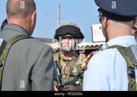 Ein georgischer Soldat der Bravo Company, 22 Leichte Infanterie Bataillon, 2 Infanterie Brigade spricht mit zivilen Akteuren während der Durchführung ein wichtiger Führer engagement Lane während der Übung Allied Spirit II bei der US Army Joint Multinational Readiness Center in Hohenfels, Deutschland, Nov. 14, 2015. Allied Spirit II ist eine multinationale entscheidende Maßnahmen Ausbildung Umwelt Übung, bei der mehr als 3.500 Soldaten aus den USA, NATO-Mitglieder und der Partnerstaaten konzentrierte sich auf den Aufbau von Partnerschaften und die Interoperabilität zwischen allen teilnehmenden Nationen und betont command Mission, Intelligenz, f ähig ist, Stockfoto