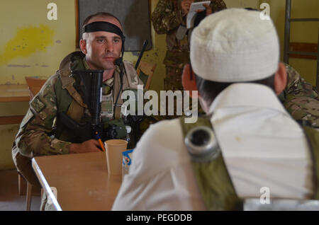 Ein georgischer Soldat der Bravo Company, 22 Leichte Infanterie Bataillon, 2 Infanterie Brigade spricht mit einem zivilen Rolle Spieler während der Durchführung ein wichtiger Führer engagement Lane während der Übung Allied Spirit II bei der US Army Joint Multinational Readiness Center in Hohenfels, Deutschland, Nov. 14, 2015. Allied Spirit II ist eine multinationale entscheidende Maßnahmen Ausbildung Umwelt Übung, bei der mehr als 3.500 Soldaten aus den USA, Verbündete und Partner Nationen konzentriert sich auf den Aufbau von Partnerschaften und die Interoperabilität zwischen allen teilnehmenden Nationen und betont command Mission, Intelligenz, sust Stockfoto