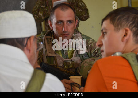 Ein georgischer Soldat der Bravo Company, 22 Leichte Infanterie Bataillon, 2 Infanterie Brigade spricht mit zivilen Akteuren während der Durchführung ein wichtiger Führer engagement Lane während der Übung Allied Spirit II bei der US Army Joint Multinational Readiness Center in Hohenfels, Deutschland, Nov. 14, 2015. Allied Spirit II ist eine multinationale entscheidende Maßnahmen Ausbildung Umwelt Übung, bei der mehr als 3.500 Soldaten aus den USA, NATO-Mitglieder und der Partnerstaaten konzentrierte sich auf den Aufbau von Partnerschaften und die Interoperabilität zwischen allen teilnehmenden Nationen und betont command Mission, Intelligenz, f ähig ist, Stockfoto