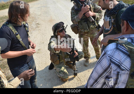 Ein georgischer Soldat der Bravo Company, 22 Leichte Infanterie Bataillon, 2 Infanterie Brigade spricht mit zivilen Akteuren während der Durchführung ein wichtiger Führer engagement Lane während der Übung Allied Spirit II bei der US Army Joint Multinational Readiness Center in Hohenfels, Deutschland, Nov. 14, 2015. Allied Spirit II ist eine multinationale entscheidende Maßnahmen Ausbildung Umwelt Übung, bei der mehr als 3.500 Soldaten aus den USA, NATO-Mitglieder und der Partnerstaaten konzentrierte sich auf den Aufbau von Partnerschaften und die Interoperabilität zwischen allen teilnehmenden Nationen und betont command Mission, Intelligenz, f ähig ist, Stockfoto