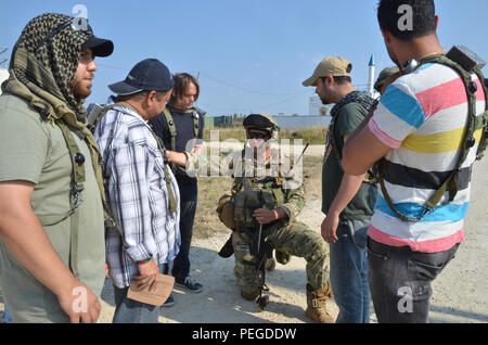 Ein georgischer Soldat der Bravo Company, 22 Leichte Infanterie Bataillon, 2 Infanterie Brigade spricht mit zivilen Akteuren während der Durchführung ein wichtiger Führer engagement Lane während der Übung Allied Spirit II bei der US Army Joint Multinational Readiness Center in Hohenfels, Deutschland, Nov. 14, 2015. Allied Spirit II ist eine multinationale entscheidende Maßnahmen Ausbildung Umwelt Übung, bei der mehr als 3.500 Soldaten aus den USA, NATO-Mitglieder und der Partnerstaaten konzentrierte sich auf den Aufbau von Partnerschaften und die Interoperabilität zwischen allen teilnehmenden Nationen und betont command Mission, Intelligenz, f ähig ist, Stockfoto