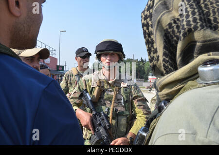 Ein georgischer Soldat der Bravo Company, 22 Leichte Infanterie Bataillon, 2 Infanterie Brigade spricht mit zivilen Akteuren während der Durchführung ein wichtiger Führer engagement Lane während der Übung Allied Spirit II bei der US Army Joint Multinational Readiness Center in Hohenfels, Deutschland, Nov. 14, 2015. Allied Spirit II ist eine multinationale entscheidende Maßnahmen Ausbildung Umwelt Übung, bei der mehr als 3.500 Soldaten aus den USA, NATO-Mitglieder und der Partnerstaaten konzentrierte sich auf den Aufbau von Partnerschaften und die Interoperabilität zwischen allen teilnehmenden Nationen und betont command Mission, Intelligenz, f ähig ist, Stockfoto