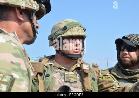 Georgische Soldaten der Bravo Company, 22 Leichte Infanterie Bataillon, 2 Infanterie Brigade sprechen mit zivilen Akteuren während der Durchführung ein wichtiger Führer engagement Lane während der Übung Allied Spirit II bei der US Army Joint Multinational Readiness Center in Hohenfels, Deutschland, Nov. 14, 2015. Allied Spirit II ist eine multinationale entscheidende Maßnahmen Ausbildung Umwelt Übung, bei der mehr als 3.500 Soldaten aus den USA, NATO-Mitglieder und der Partnerstaaten konzentrierte sich auf den Aufbau von Partnerschaften und die Interoperabilität zwischen allen teilnehmenden Nationen und betont command Mission, Intelligenz, sustainm Stockfoto