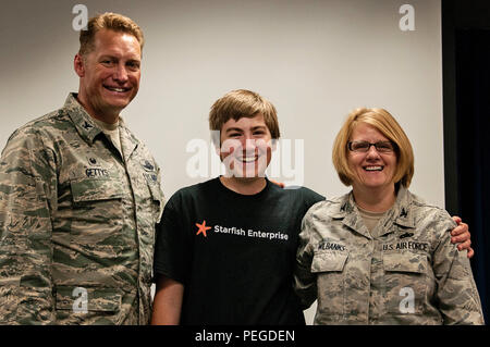 Colonel Blake Gettys, Kommandant der 176 Wing, Alaska Air National Guard, posiert für ein Foto mit Brice Wilbanks und seine Mutter, Kol. Patty Wilbanks, Kommandant der 176. Mission Support Group, nachdem Sie mit einem Brief des Dankes von Generalleutnant Stanley Clarke III, Direktor der Air National Guard präsentiert, die bei einer Zeremonie auf einer gemeinsamen Basis Elmendorf-Richardson, Alaska, 12.08.14. Brice wurde der Brief in der Anerkennung, dass der Empfänger der 2015 Air National Guard Jugend des Jahres ausgezeichnet. (U.S. Air National Guard Foto: Staff Sgt. Edward Eagerton/freigegeben) Stockfoto