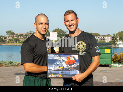 William Edson, Deputy Sheriff, Los Angeles Grafschaft-Polizeichef-Abteilung und Lt. j.g. Matthäus Hurtt, kommandierender Offizier, Coast Guard Cutter Heilbutt, nahm an einem Los Angeles Grafschaft-Polizeichef-Akademie Memorial Run ehren Küstenwache Senior Chief Petty Officer Terrell Horne in Marina Del Ray, Calif., Aug 17., 2015. Mehrere Mitglieder der Heilbutt, Coast Guard Sektor Los Angeles-Long Beach und Coast Guard Air Station Los Angeles, zusammen mit Akademie Abschlussklasse der Los Angeles County Sheriff's, nahmen an der Memorial Run, begann und endete an der Heilbutt homeport. (Offizielle US-Küste Stockfoto