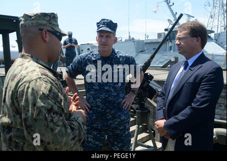 150817-N-FN 215-070 SANDAKAN, Malaysia (Aug. 17, 2015) - Hintere Adm. Charlie Williams, Commander, Task Force (CTF) 73, erhält eine Funktionen kurz durch Elektriker Mate 1. Klasse Dante Coppock, an die in den Küstenzonen Riverine Squadron 4 zugeordnet, an Bord eines riverine Befehl boot während Zusammenarbeit flott Bereitschaft und Weiterbildung (CARAT) Malaysia 2015. In seinem 21. Jahr, CARAT ist eine jährliche bilaterale Übung Serie mit der US Navy, US Marine Corps und der bewaffneten Kräfte der neun Partner Nationen einschließlich, Bangladesch, Brunei, Kambodscha, Indonesien, Malaysia, den Philippinen, Singapur, Thailand, Timor-Leste. Stockfoto