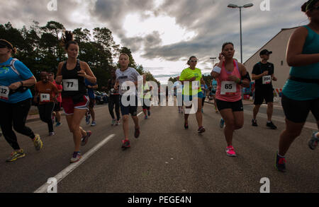 Kaiserslautern Military Community Mitglieder Start der 86th Force Support Squadron jährliche Ramstein Halbmarathon 15 August, 2015, an der Air Base Ramstein, Deutschland. Erste, zweite und dritte Preise wurden auf den oberen männlichen und weiblichen Zeiten in vier Altersklassen vergeben, sowie Preise für die besten männlichen und weiblichen Zeit insgesamt. (U.S. Air Force Foto/Airman 1st Class Tryphäna Mayhugh) Stockfoto