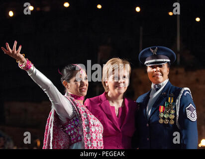 Erster Minister von Schottland Nicola Sturgeon erfüllt mit Bollywood Tänzerin Rea Krishnat Raye und United States Air Force Ehrengarde Drill Team Betriebsleiter, Master Sgt. Tamekia Woods während der Royal Edinburgh Military Tattoo 15 August, 2015 in Edinburgh, Schottland. Ihre Tagung in diesem Jahr tattoo Thema dargestellt, "East Meets West: eine Feier der Reichtum der internationalen Kultur und den kreativen Geist der menschlichen Bemühung." Das Tattoo zusammen mehr als 1.390 Künstler aus den USA, Europa, Asien, Australien und Kanada. (U.S. Air Force Foto/Staff Sgt. Nichelle Anderson/freigegeben) Stockfoto