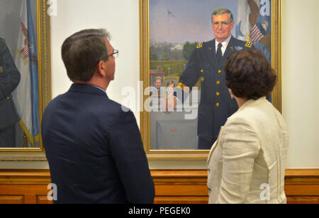 Der US-Verteidigungsminister präsentiert das Porträt des ehemaligen Joint Chiefs of Staff Chairman Army General John Shalikashvili, während er Georgiens Verteidigungsminister im Pentagon begrüßt. Der Vortrag betont die Militärgeschichte der USA, strategische Führung, zeremonielle Anerkennung, Verteidigungsdiplomatie und historische Kontinuität der führenden Militärführung zur Unterstützung der internationalen militärischen Zusammenarbeit. Stockfoto