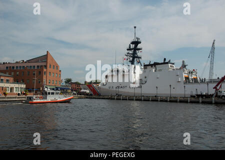 Die Besatzungsmitglieder an Bord eines 45-Fuß-Antwort Boot - Medium von der Coast Guard Station Curtis Bay, Maryland, unterstützen als das Patrouillenboot James in Anschluss an Fells Point in Baltimore Aug 18, 2015 zieht. James ist der Küstenwache neueste National Security Cutter beauftragt, in Boston, August 8, 2015. (Küstenwache Foto von Petty Officer 2. Klasse David R. Marin) Stockfoto