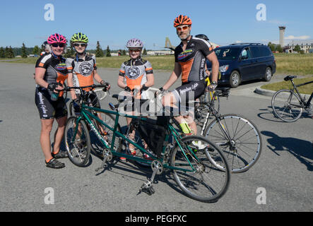 [Von rechts nach links] Oberstleutnant Mike Beiergrohslein, U.S. Public Health Service, wirft mit seinen Kindern, Zoee, 11, und Max, 13, und seine Frau, Alycia, nach einem 17-mile Bike Race auf einer gemeinsamen Basis Elmendorf-Richardson, Alaska, Nov. 14, 2015. Sowohl Mutter als auch Tochter beendet das Rennen zusammen auf einem Tandem Fahrrad. (U.S. Air Force Foto/Flieger Valerie A. Monroy) Stockfoto