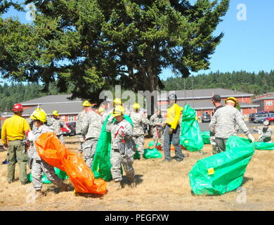 Soldaten aus dem 17 Field Artillery Brigade wird mobilisieren zu dienen als Feuerwehrleute, die den Nationalen Interagency Fire Center (Nifc) unterstützen. Sie waren ausgestellt Personal Protective Equipment (PPE) an gemeinsamen Base Lewis-McChord, 12.08.19. Soldaten sind Training mit wilde Land brand Agentur Personal einschließlich das Büro des Land-Managements Vegas Valley Crew besteht ausschließlich aus militärischen Veteranen. Sie lernen über Feuer Terminologie, Brandverhalten und Feuer-line Safety. Stockfoto