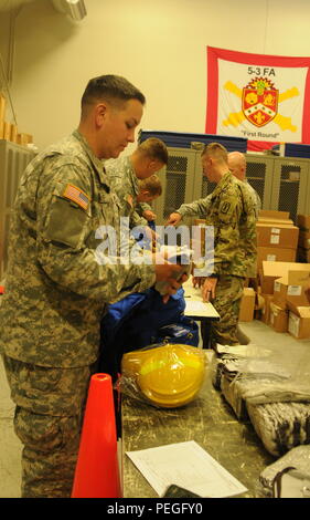 Soldaten aus dem 17 Field Artillery Brigade wird mobilisieren zu dienen als Feuerwehrleute, die den Nationalen Interagency Fire Center (Nifc) unterstützen. Sie waren ausgestellt Personal Protective Equipment (PPE) an gemeinsamen Base Lewis-McChord, 12.08.19. Soldaten sind Training mit wilde Land brand Agentur Personal einschließlich das Büro des Land-Managements Vegas Valley Crew besteht ausschließlich aus militärischen Veteranen. Sie lernen über Feuer Terminologie, Brandverhalten und Feuer-line Safety. Stockfoto