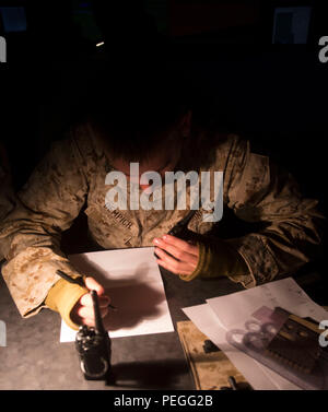 Cpl. Michael Dempich, Fort Atkinson, Wisconsin, simuliert den Aufruf für Feuer, am Lager Linton, Neuseeland, während der übung Joint Assault Signale Firma Schwarz, 13.08.2015. Die US-Marines bereiten sich auf eine bilaterale Artillerie schießen, indem sich mit Waffen und Verfahren der Neuseeländischen Armee für den Aufruf für Feuer. Dempich ist ein Feuer Mann mit 5 Air Naval Geschützfeuer Liaison Firma, III Marine Expeditionary Force Headquarters Group, III MEF. (U.S. Marine Corps Foto von Cpl. Isaac Ibarra/Freigegeben) Stockfoto