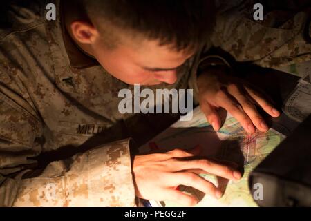 Lance Cpl. Isaac Miller, von Roanoke, Virginia, Grundstücke Koordinaten ein Anruf für Feuer im Camp Linton, Neuseeland zu simulieren, die während der übung Joint Assault Signale Firma Schwarz, 13.08.2015. Die US-Marines bereiten sich auf eine bilaterale Artillerie schießen, indem sich mit Waffen und Verfahren der Neuseeländischen Armee für den Aufruf für Feuer. Miller ist ein Feuer Mann mit 5 Air Naval Geschützfeuer Liaison Firma, III Marine Expeditionary Force Headquarters Group, III MEF. (U.S. Marine Corps Foto von Cpl. Isaac Ibarra/Freigegeben) Stockfoto