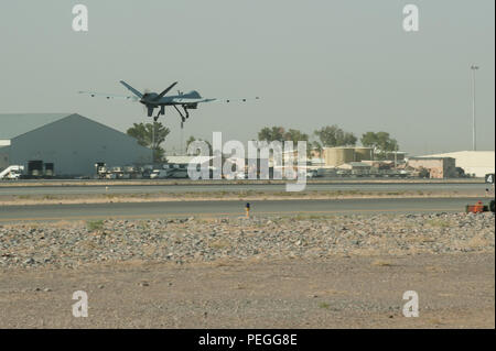 Ein US Air Force MQ-9 Reaper Flugzeuge der 62 Expeditionary Reconnaissance Squadron zugewiesen ist, aus Kandahar Airfield, Afghanistan, Nov. 14, 2015. Die 62-ERS betreibt die MQ-1B Predator und Reaper Flugzeuge und bietet erstklassige Close Air Support, Informationsgewinnung, Überwachung und Aufklärung in Afghanistan. (U.S. Air Force Foto von Tech. Sgt. Joseph Swafford/Freigegeben) Stockfoto