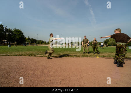 Kadetten des Royal Air Force Air Training Corps nehmen an Übungen zur Stabübergabe während eines zweitägigen Hinderniskurses an der Kisling NCO Academy in Vogelweh teil. Der Kurs konzentriert sich auf Teamarbeit, Führung, Ausdauer, Koordination, Kommunikation, Situationsbewusstsein, körperliche Fitness, taktische Fähigkeiten, NATO-Partnerschaftsentwicklung, Cross-Training mit Mitarbeitern der US Air Force und Kadettendisziplin. Stockfoto