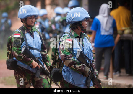 Indonesien nationalen Soldaten der Bundeswehr in Position auf einem simulierten Markt während Cordon und Suche Ausbildung als Teil der Übung Keris Aman 2015, 12.08.19, in Port Dickson, Malaysia. Während der Ausbildung Lane die Soldaten waren erforderlich, um einen Bereich und Suche nach Schmuggelware, Cordon, während die kontinuierliche Sicherheit rund um und innerhalb des Perimeters. Keris Aman ist eine multinationale Schulungsveranstaltung, die von den malaysischen Streitkräften und US Pacific Command gehostet mit Vertretern aus 29 Nationen teilnehmen. (U.S. Air Force Foto: Staff Sgt. Christopher Hubenthal) Stockfoto